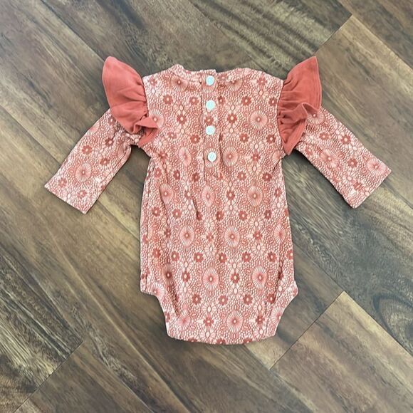 Kate Quinn Baby Onesie Ruffle Long Sleeve 6-12 Months - Picture 2 of 2